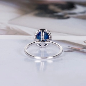 Anello dal design rotondo blu, elegante anello da dito per donna - Product Image 5