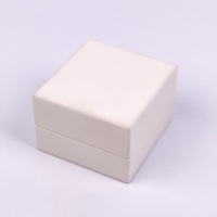 Boîte à bijoux en bois peint en blanc avec doublure en daim doux, logo personnalisé, petite boîte d'emballage carrée pour bijoux, pour mariage et cadeaux de détail