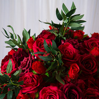 Boule de fleurs de roses rouges de luxe pour décoration de mariage, rose artificielle de 70 cm, plantes vertes, centre de table décoratif