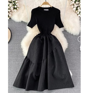 Robe longue élégante en jacquard tricoté à col rond, coupe ajustée et évasée, nouvelle collection été, vente en gros pour boutiques - Product Image 1
