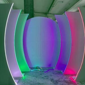 ฉากหลังงานแต่งงาน MOISSIC แบบกำหนดเอง ทันสมัย รูปทรงคลื่นสีขาว ทำจากอะคริลิก PVC 3 มิติ ปรับได้ ความสูง 8-9 ฟุต กว้าง 6 ฟุต สำหรับตกแต่งเวที - Product Image 2