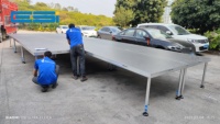 Scène en aluminium robuste ESI à 4 pieds avec étais transversaux renforcés, pieds de 1,2 m et capacité de charge de 900 kg pour événements sportifs