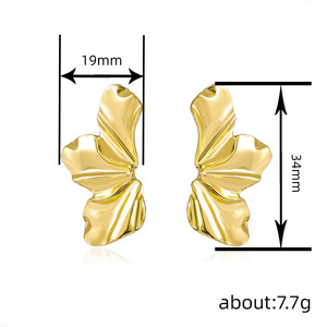 Orecchini a Perno Vintage a Petalo di Fiore Irregolare, Gioielli Eleganti e Audaci per Donna, Ideali per Abiti da Sera, Feste e Come Regalo - Product Image 4