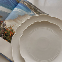 Nouveau produit, assiette à dîner en céramique de style français, bord festonné, blanc crème, vaisselle à motifs floraux en relief