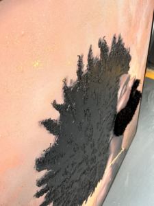 Arte Texturizado en 3D <span class=keywords><strong>de</strong></span> Retrato Masculino Afrocentrífico sobre Lienzo - Decoración <span class=keywords><strong>de</strong></span> Pared Moderna con Marco Negro y Detalles <span class=keywords><strong>de</strong></span> Cadena Dorada - Product Image 4