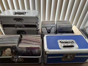 Estuche Plateado <span class=keywords><strong>para</strong></span> 120 Discos <span class=keywords><strong>de</strong></span> Vinilo <span class=keywords><strong>de</strong></span> 7 Pulgadas, Compartimentos Inferiores <span class=keywords><strong>de</strong></span> 16 x 8 x 5 Pulgadas, Altura Interior <span class=keywords><strong>de</strong></span> la Tapa <span class=keywords><strong>de</strong></span> 2 Pulgadas 5" - Product Image 3