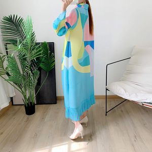 เดรสเชิ้ตพลีททรงหลวมสำหรับผู้หญิงไซส์ใหญ่ ผลิตแบบ ODM เป็นมิตรกับสิ่งแวดล้อม ดีไซน์กระดุมแถวเดียว เอวธรรมชาติ - Product Image 3