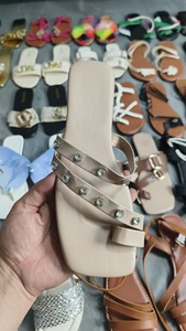 Pantofole basse da <span class=keywords><strong>donna</strong></span> a buon mercato esterno leggero sandali da spiaggia moda <span class=keywords><strong>scarpe</strong></span> <span class=keywords><strong>comode</strong></span> da <span class=keywords><strong>donna</strong></span> Design Mix all'ingrosso - Product Image 2