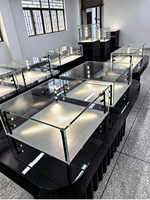 Comptoir de présentation de bijoux incurvé noir de luxe avec éclairage LED, vitrine à bijoux en verre trempé, présentoir de bijouterie sur mesure