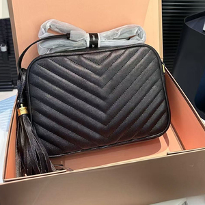 กระเป๋าสะพายข้างลายเชฟรอนสุดหรู ดีไซน์ลายวี หนังแท้ กระเป๋ากล้อง ฮาร์ดแวร์สีทอง สายสะพายถอดได้ ใช้ได้ทุกวันและงานปาร์ตี้ - Product Image 2