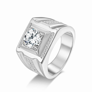 Anillo de cóctel clásico de oro amarillo con moissanita, corte brillante redondo, engaste de garras, diseño geométrico, joyería de compromiso para hombre - Product Image 2