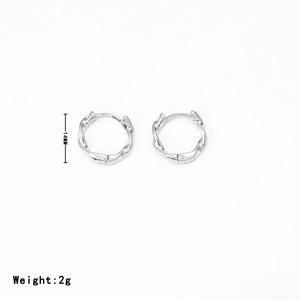 Pendiente torcido de acero de titanio Pendientes de aro torcido de forma rizada Pendiente de aro de mujer - Product Image 5