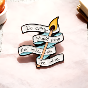 Citazione personalizzata: 'Fai <span class=keywords><strong>ogni</strong></span> <span class=keywords><strong>cosa</strong></span> stupida che ti fa sentire vivo.' Spilla in Metallo Smaltato con Design a Fiammifero - Product Image 2
