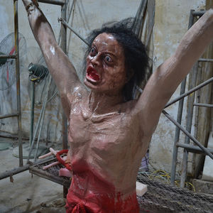 Exklusive Bewegliche Halb-Torso-Geisterfigur mit Freiliegenden Eingeweiden und Leuchtenden Augen für Halloween-Dekorationen - Product Image 4