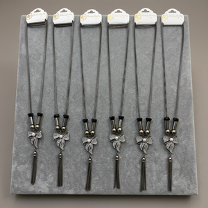 Collier long PingBling avec pendentif nœud scintillant, détail perle et pampille noire, bijou fantaisie en métal canon de fusil - Product Image 2