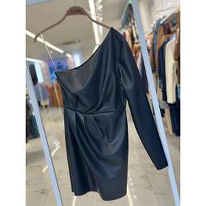 Vestido de Noche Negro de Cuero con Una Manga y Hombro Descubierto, Estilo S6K, Cintura Natural - Product Image 3