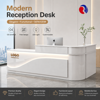 Station de réception personnalisée avec panneau frontal incurvé, comptoir à niveaux et style professionnel de bureau
