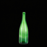 Bouteille vide en verre borosilicate vert avec surface décorée et bouchon à vis pour liqueurs, spiritueux et whisky