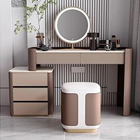 Coiffeuse moderne de luxe avec plateau en dalle de roche et tiroirs à bijoux en velours, miroir LED et tabouret en cuir technologique pour chambre à coucher.