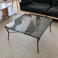 Table basse carrée en verre noir moderne au design italien pour l'appartement, le café, l'extérieur et le jardin.