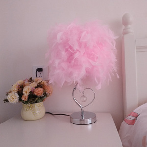 Lámpara <span class=keywords><strong>de</strong></span> Mesa Romántica con Plumas Rosadas, Base <span class=keywords><strong>de</strong></span> Metal en Forma <span class=keywords><strong>de</strong></span> Corazón, Lámpara <span class=keywords><strong>de</strong></span> Noche Moderna Nórdica con Plumas, Decoración <span class=keywords><strong>para</strong></span> Dormitorio, Venta al Por Mayor - Product Image 3
