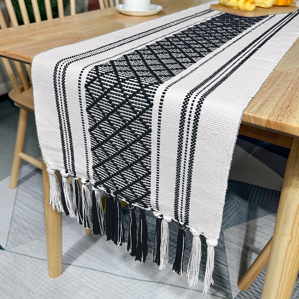 Runner da tavolo nero con nappine multi-diamante