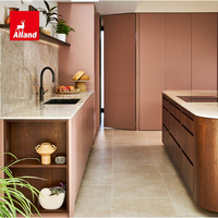 Alland Meuble de cuisine minimaliste sur mesure avec panneaux en dalle peinte, armoire sans cadre avec poignée à rainure en G, îlot de cuisine incurvé en noyer teinté foncé