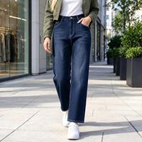 Jean en denim bleu marine taille haute à jambe large pour femme, idéal pour les sorties estivales en bord de mer