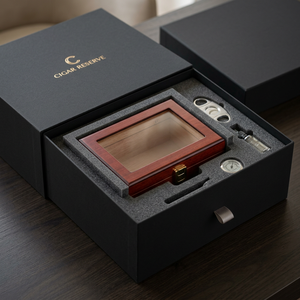 Humidor para Cigarros de Madera de Cedro Español Hecho a Mano con Tapa de Vidrio, Higrómetro Externo y Acabado Brillante - Regalo Premium para Hombres - Product Image 5