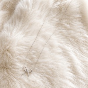 สร้อยคอจี้รูปโบว์กลวงชุบเงินแบบมินิมอลสำหรับผู้หญิง ขายส่งแบบ OEM ODM - Product Image 3