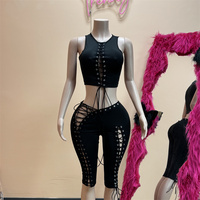 Ensemble deux pièces sexy pour femme : haut court sans manches et short moulant à découpes