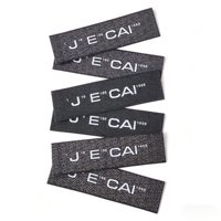 Étiquettes personnalisées écologiques carrées en polyester tissé pour vêtements et bagages |   Bords coupés par ultrasons |   Sérigraphié |   Forme de rouleau