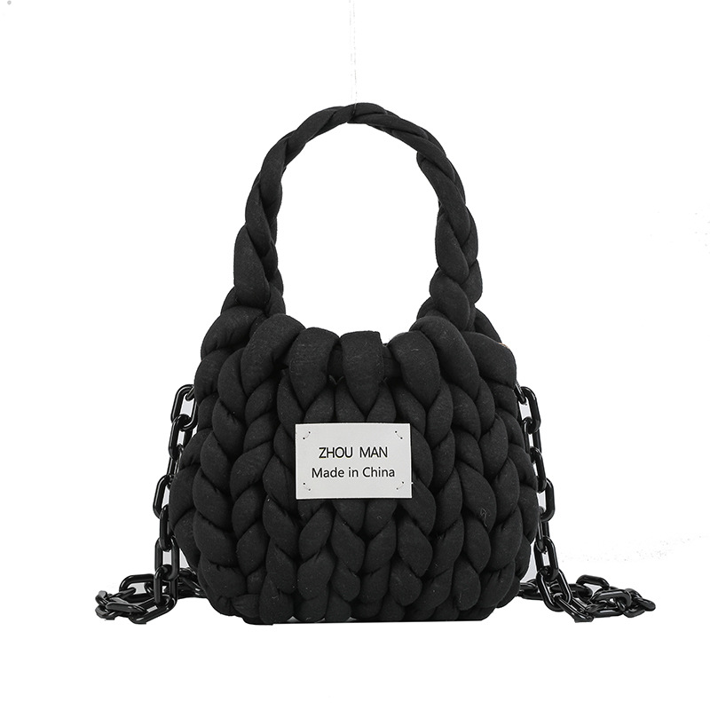 Sac de crochet noir faisant le kit