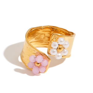 Anillo de perlas para mujer con diseño de flor dorada y engaste de bisel para uso diario - Product Image 1