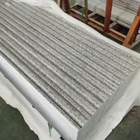 Dalles de granit gris moderne poli en gros pour marches d'escalier extérieures, applications atelier/villa, solution graphique en pierre naturelle