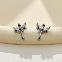 Boucles d'oreilles clous en zircon noir avec croix ailée argentée pour femme, style néo-gothique punk, accessoire streetwear quotidien