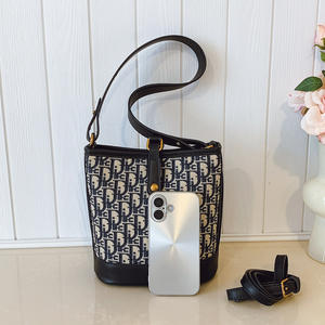 Bolso de Mano Estilo Vintage para Dama. Hecho de material PU de alta calidad. Se Puede Usar en el Hombro o la Espalda. - Product Image 3