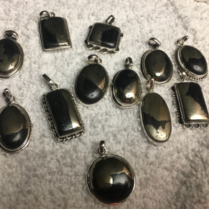 Collar con colgante de piedras preciosas de plata esterlina 925 de oro Apache hecho a mano, regalo de boda perfecto con dijes de joyería de sello 925 - Product Image 1