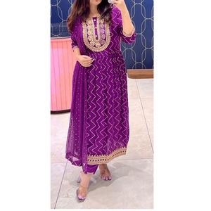 เน้นด้วยงานปักรหัสที่สวยงาม Nayra Cut Kurti Pent Dupatta สําหรับผู้หญิงมีจําหน่ายในราคาขายส่ง - Product Image 1