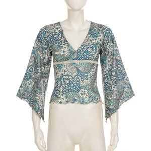 Camiseta casual de moda versátil y picante estilo vacacional con cuello en V, estampado vintage y manga acampanada, estilo europeo. - Product Image 6