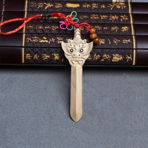 Porte-clés pendentif épée en bois de pêche Hongju Pavilion, tête de dragon sculptée, petit accessoire pour breloque de sac - Product Image 2