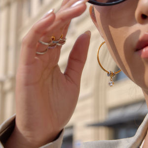 Boucles d'oreilles créoles géométriques élégantes et minimalistes JD, pendantes en cristal rond, bicolores en acier inoxydable, multi-cercles, style Huggie - Product Image 3