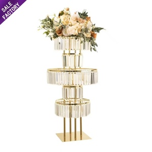 Jarrones altos geométricos de metal dorado y plateado de lujo, centros de mesa para fiestas, decoración para bodas y eventos. - Product Image 6