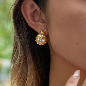 Orecchini a Perno J&D in Acciaio Inossidabile Placcato Oro 18K PVD Impermeabili Alla Moda Classici con Zirconi Bianchi a Forma di Coccinella - Product Image 1