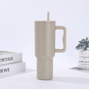 Venta al por mayor: Vaso térmico de acero inoxidable de 900 ml con asa y pajita para café, botella de agua al vacío, ideal para el hogar y exteriores. - Product Image 4