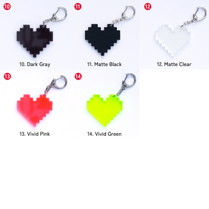 Llavero de acrílico transparente con diseño minimalista de corazón de píxeles, ecológico, para deportes y como adorno para bolso. - Product Image 3