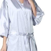 Cape de coiffure personnalisée à faible MOQ, gris argenté, type robe kimono en soie, avec poche, pour clients de salons de beauté et de spa