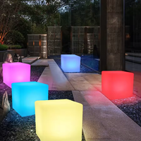 Chaise cubique lumineuse d'extérieur moderne Mobilier de salle à manger rustique en plastique pour bar/hôtel/boîte de nuit