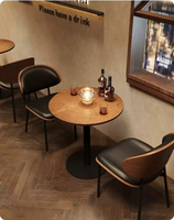 Ensemble de meubles de salle à manger rétro en bois durable avec chaises à dossier incurvé et pieds en métal élégants pour restaurants, cafés, hôtels et bars