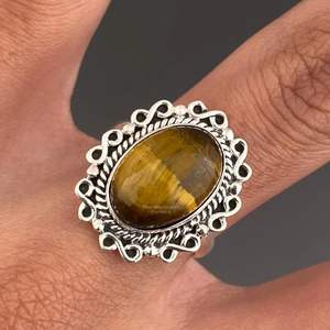 Bague artisanale en argent 925 avec pierre précieuse pour homme, style bohème œil de tigre, sertissage clos, évaluée par un tiers pour mariage - Product Image 6